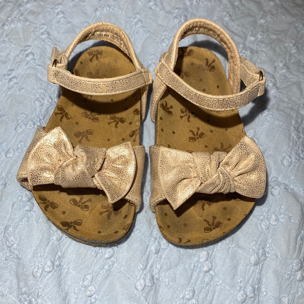 Sandals toddler sz 5 gold with bow